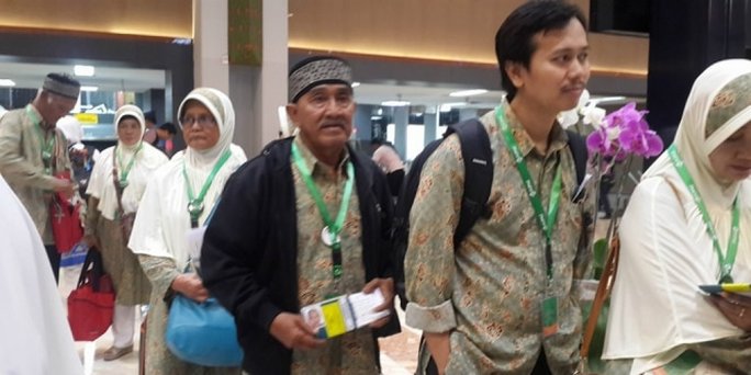 Pak Soleh dan Instri di Bandara Saat Berangkat Umroh